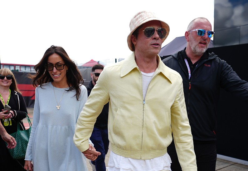 СМИ: Инес Де Рамон устала от драмы Брэда Питта и Анджелины Джоли