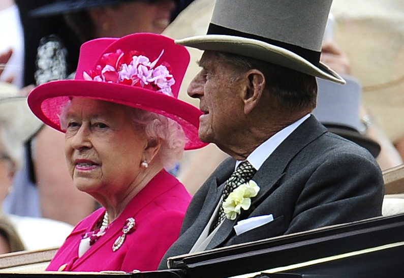 Новый памятник королеве Елизавете II и принцу Филиппу ужаснул поклонников