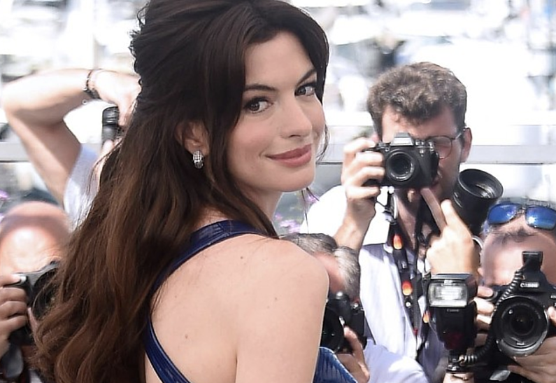 41-летняя Энн Хэтэуэй показала честное фото без макияжа и фильтров