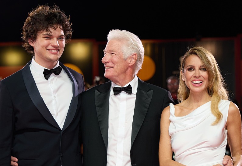 Ричард Гир с молодой женой и сыном появился на Венецианском кинофестивале