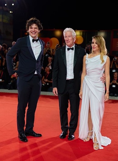 Ричард Гир и Алехандра Сильва с сыном