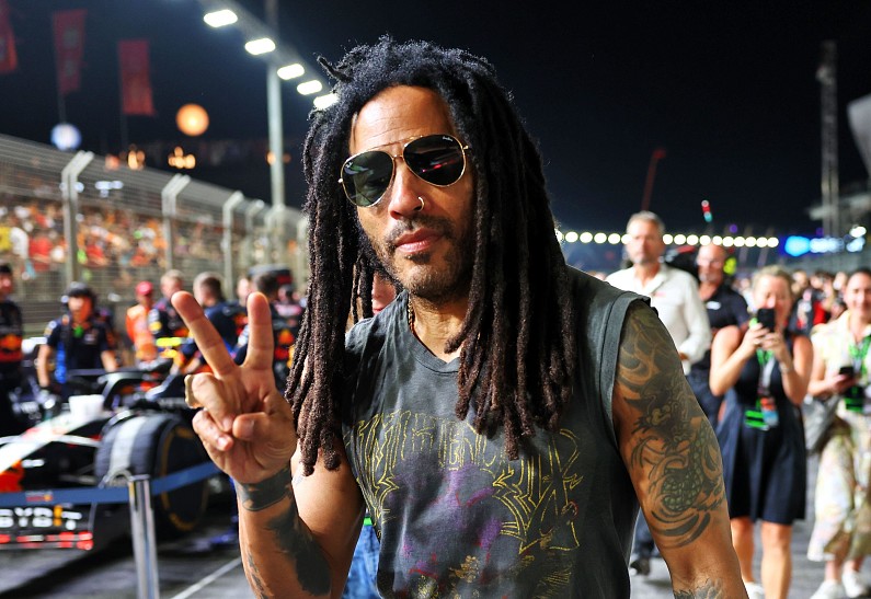 «Что за чудесное время!»: Ленни Кравиц и Кайли Миноуг стали хедлайнерами Гран-при Формулы-1 в Сингапуре