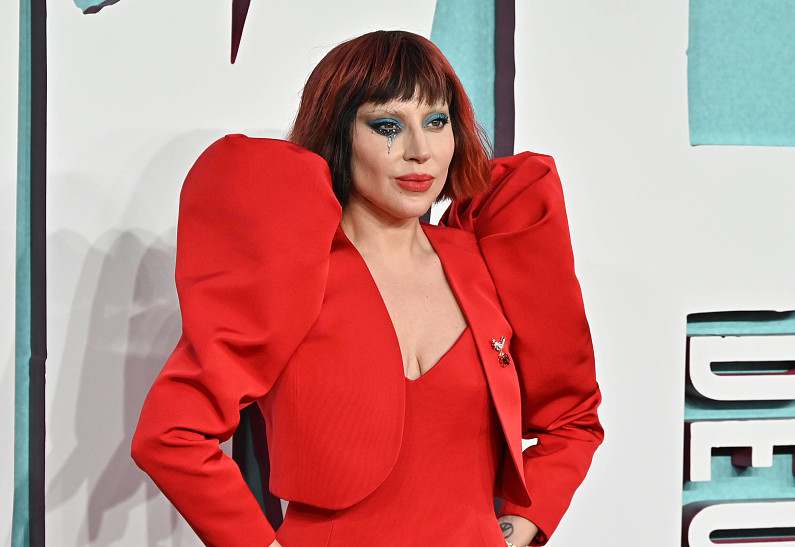 Леди Гага в красном на премьере фильма «Джокер: Безумие на двоих» в Лондоне