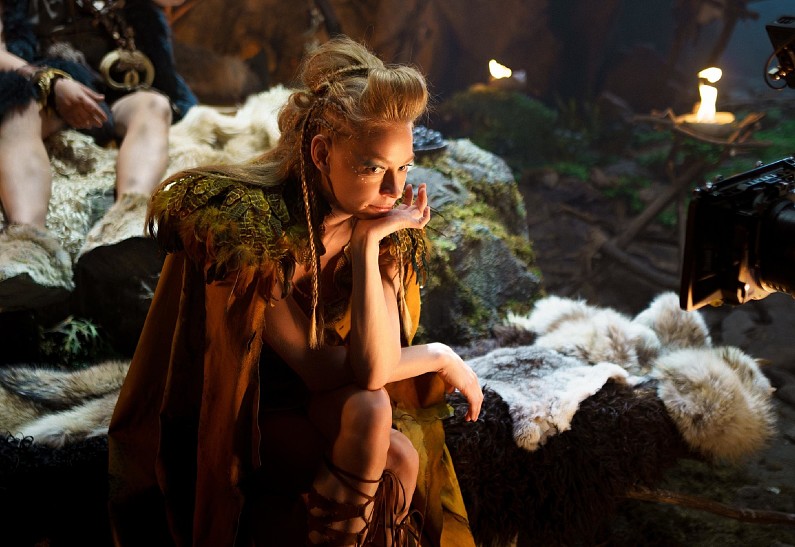 Михаил Галустян и Светлана Ходченкова станут вождями первобытных племен в новом сериале «жЫЫЫзнь»