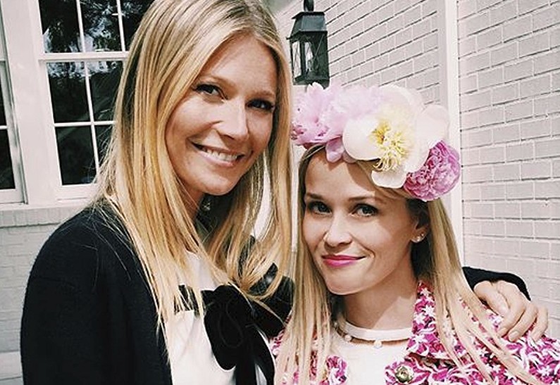 Гвинет Пэлтроу и Риз Уизерспун показали летнее фото в купальниках