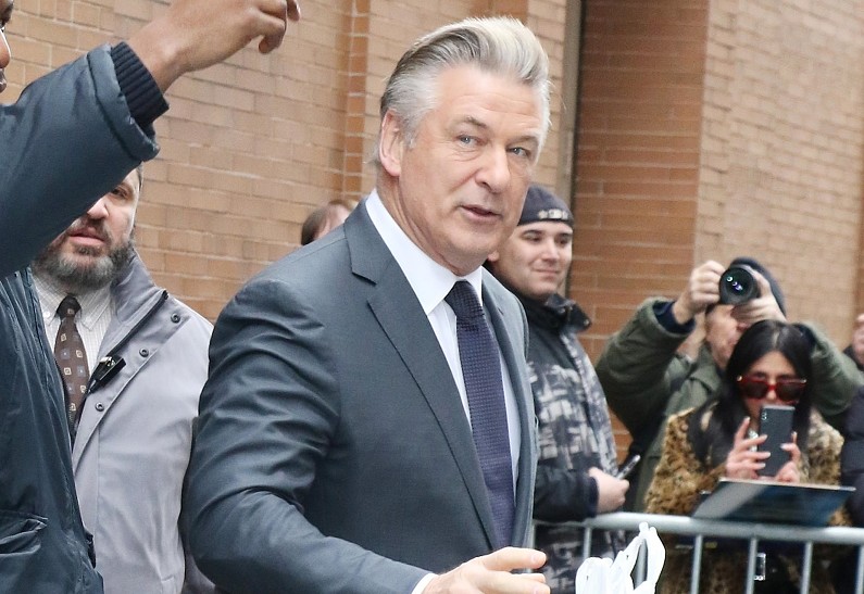 Прокурор требует возобновить дело против Алека Болдуина  