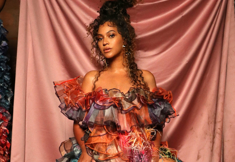 Бейонсе отпраздновала 43-й день рождения в отпуске, примерив яркий образ