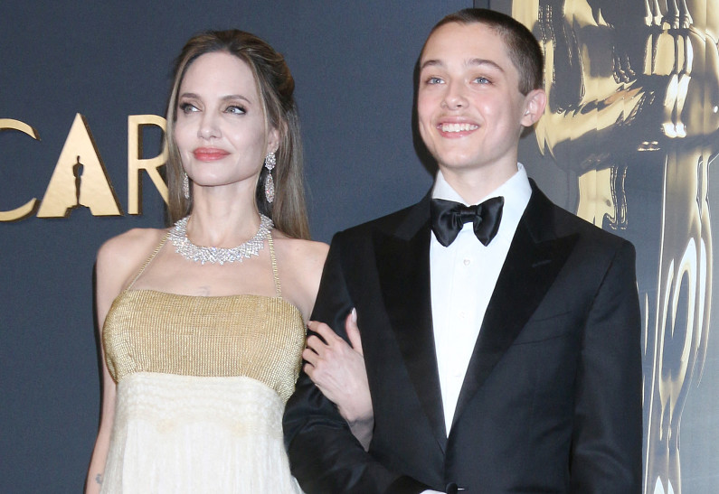 Анджелина Джоли с сыном поддержали пострадавших от пожаров  