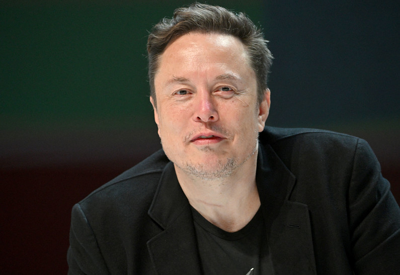 Компания Илона Маска успешно вживила мозговой имплант третьему человеку 