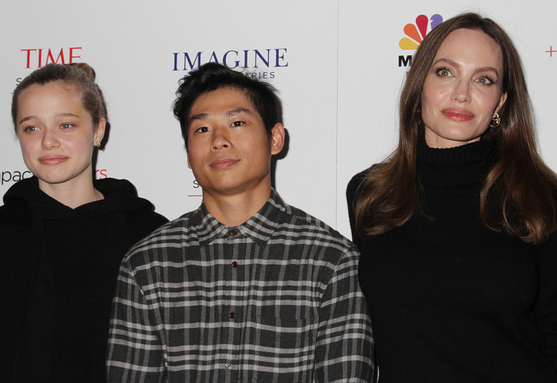 Дети Анджелины Джоли посещают курсы по выживанию из-за пожаров в Лос-Анджелесе 