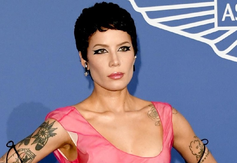 Певица Холзи рассказала о борьбе со страшным диагнозом