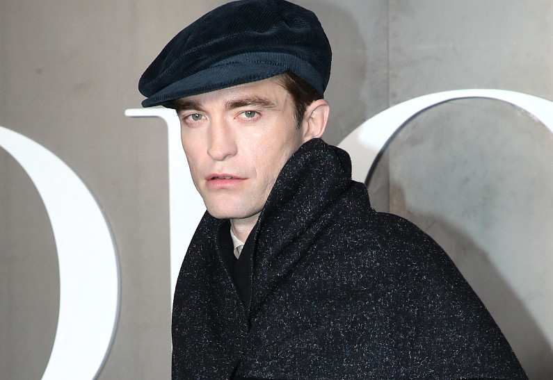 Роберт Паттисон в стильном образе восхитил фанатов на Неделе моды в Париже 