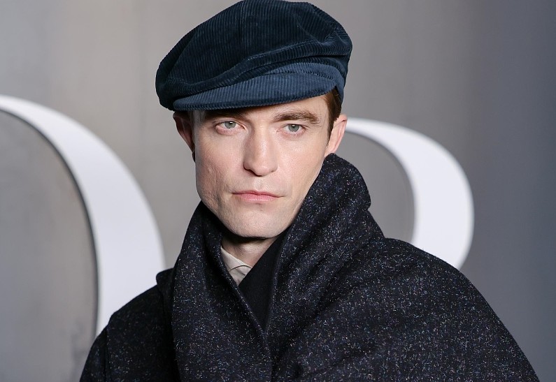 Роберт Паттинсон стал объектом насмешек из-за своих странных гримас на Неделе моды в Париже