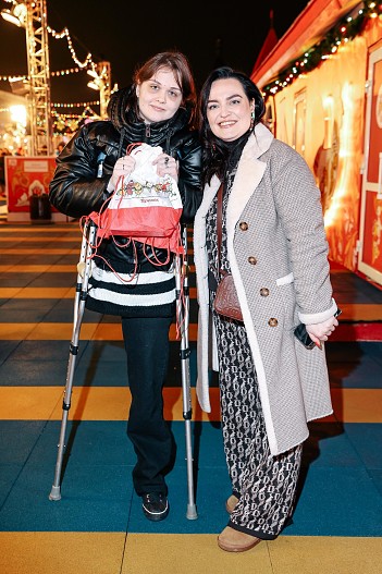 Виктория Заматаева, подопечная фонда, и Мария Рафалович, директор фонда «Жизнь в Движении»