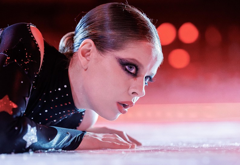 Ангелина Пахомова, Артём Быстров, Виктория Толстоганова и Пётр Фёдоров завершили съемки в детективной спортивной драме «На льду»