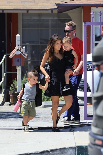 Маколей Калкин и Бренда Сонг с детьми