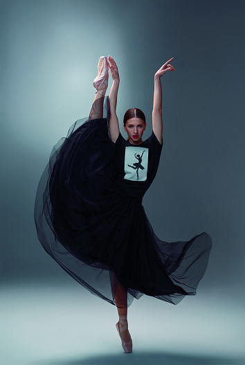 На Анне: На Анне: двухслойная юбка на резинке, футболка свобоДного кроя с принтом — всё Finn Flare