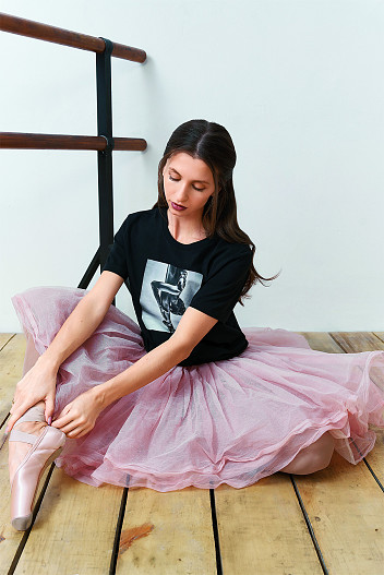 На Анне: футболка приталенного силуэта с принтом Finn Flare