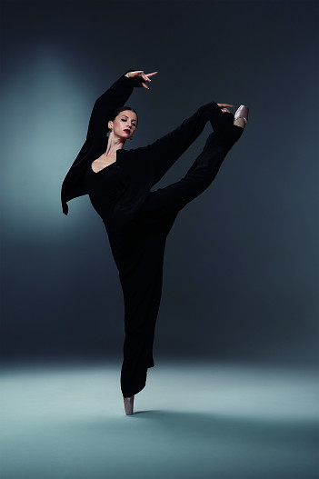 На Анне: худи на молнии с рукавом реглан, спортивные брюки А-силуэта — всё Finn Flare