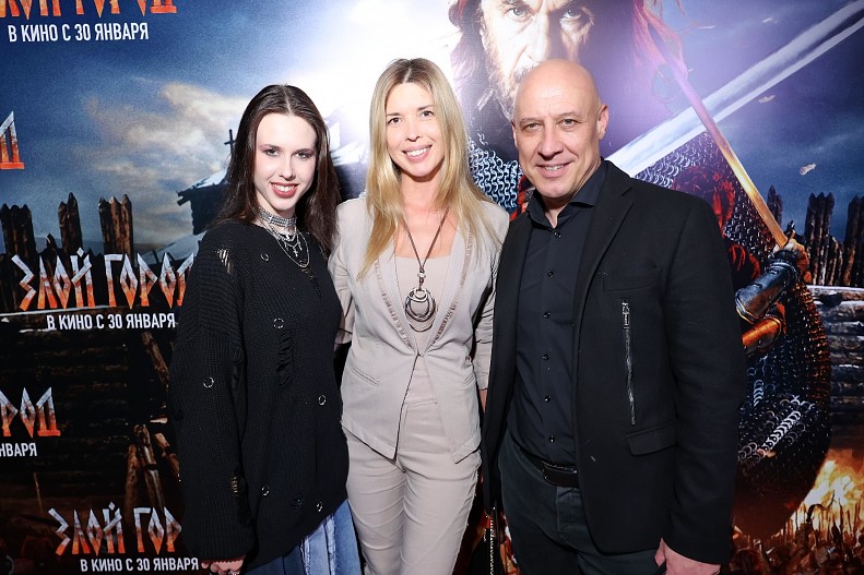 Денис Майданов с супругой и дочерью