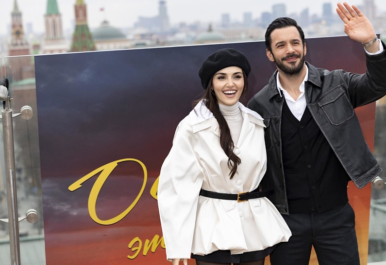 Барыш Ардуч и Ханде Эрчел представили фильм «Оставь это ветру» на премьере в Москве