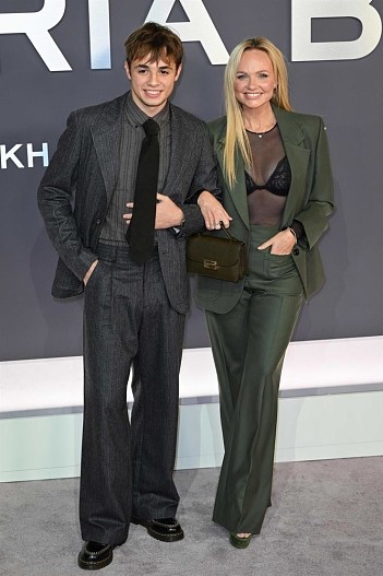 Воссоединение Spice Girls: Мелани Си, Эмма Бантон и Джери Холлиуэлл  поддержали Викторию Бекхэм на премьере фильма | OK-magazine.ru