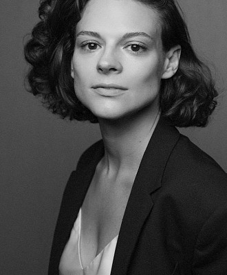 Дарья Жовнер («Смерть Тузенбаха, или Подлинная история Ольги, Ирины и Маши», Театр на Бронной)