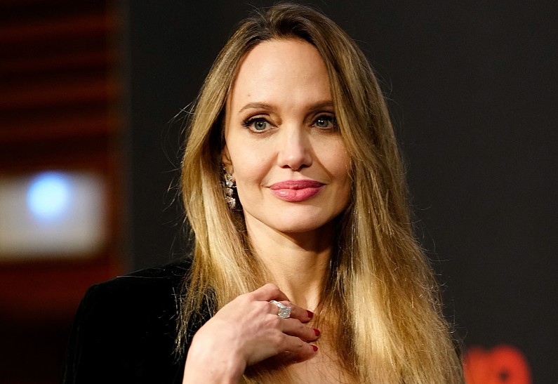 Анджелина Джоли откровенно рассказала об операциях по удалению груди и яичников