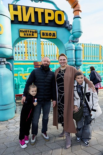 Андрей Кунов (Генеральный директор парка «Сказка») с дочкой и Надежда Ангарская с сыном