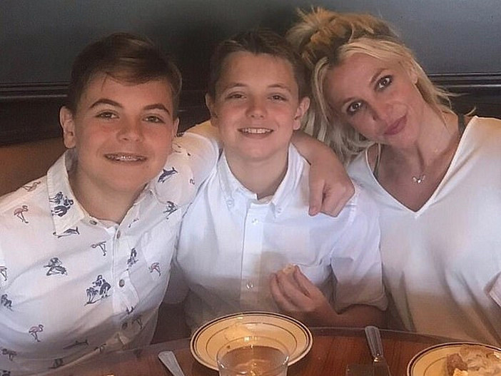 Бритни Спирс с сыновьями