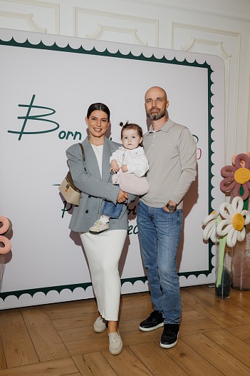 Екатерина Есакова с мужем и дочерью