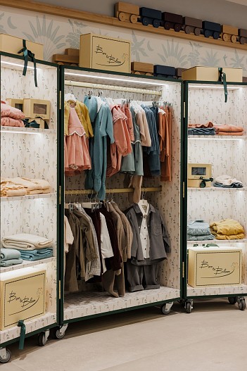 Корнер BORN TO BLOOM в Галерее «Времена года»