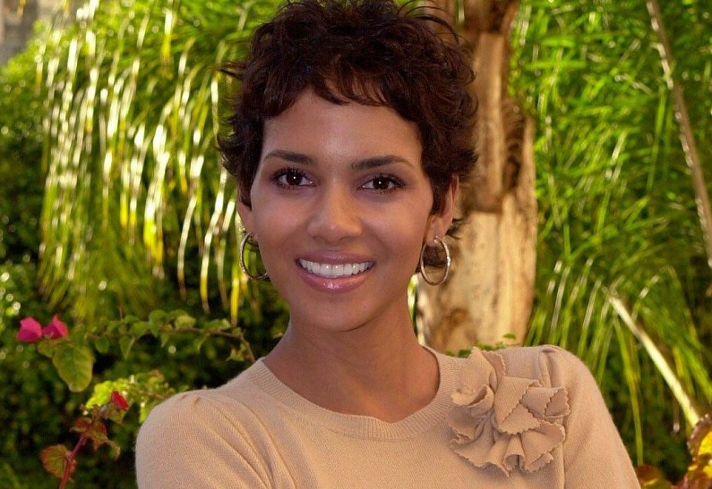 59-летняя Холли Берри восхитила поклонников фигурой в бикини