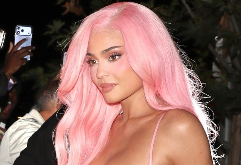 Кайли Дженнер и ее звездные сестры отметили 10-летие Kylie Cosmetics