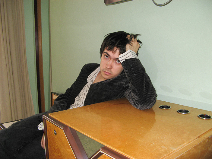 тима ищет свет