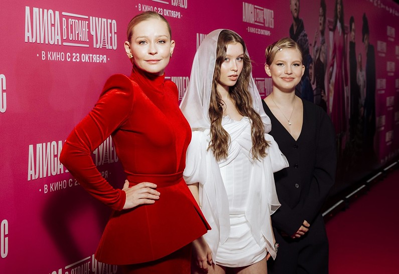 Юлия Пересильд, Паулина Андреева, Юра Борисов, Ирина Горбачёва и другие гости премьеры музыкального фильма «Алиса в Стране Чудес»