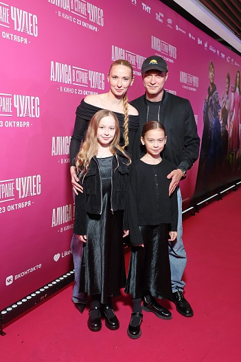 Анна Шевчук и Юра Борисов с дочерьми