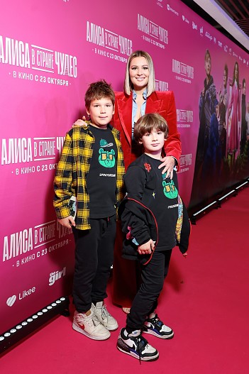 Мария Кожевникова с сыновьями