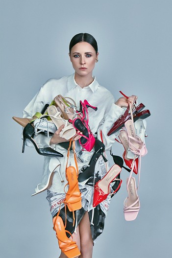 На Марине: Рубашка VOLUMINOUS, обувь Rio Fiore, кольцо UNOde50