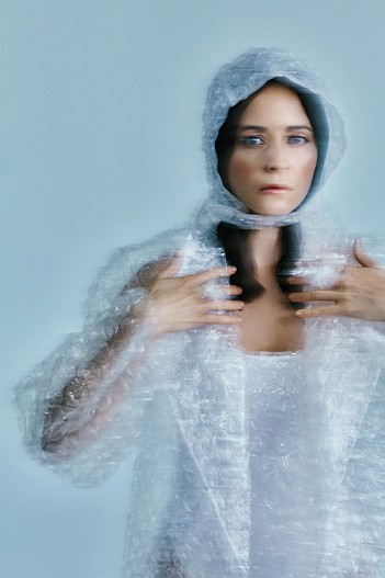 На Марине: Платье, пиджак, чепчик — всё ZNWR