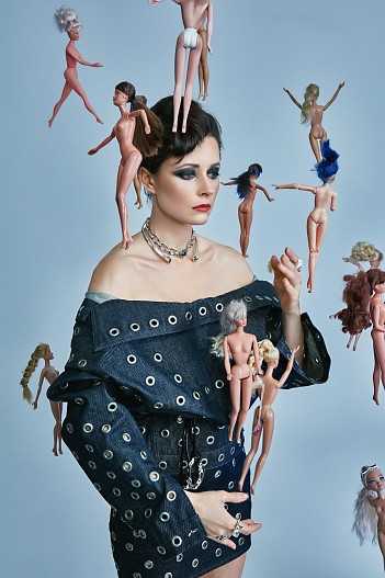 На Марине: рубашка, юбка – всё АRLIGENT; кольца, браслеты, колье – всё UNOde50