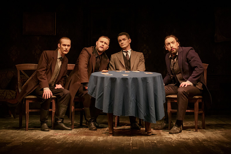 Сцена из спектакля «Мошенники»