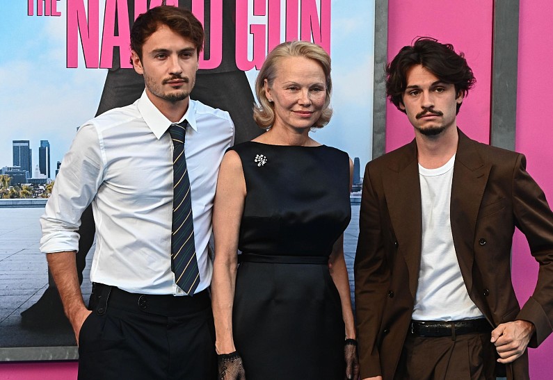 Памела Андерсон появилась на публике с сыновьями от Томми Ли