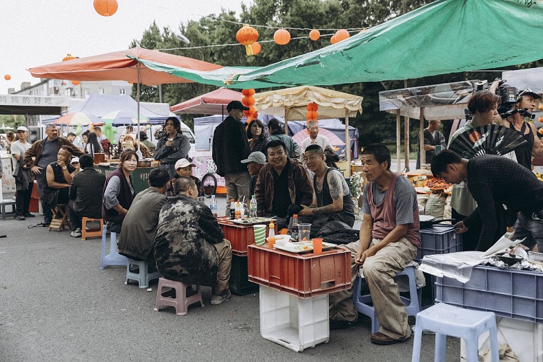 Не все образы были продуманы заранее: увидев татуировки на теле человека, когда тот снимал кофту, художница решила, что это обязательно должно быть в кадре