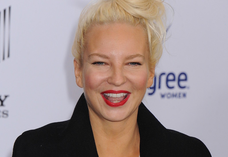 Бывшему мужу певицы Сии отказано в единоличной опеке над их дочерью