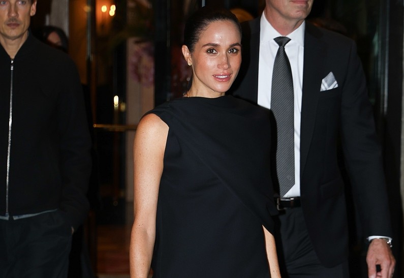 Редкий выход! Меган Маркл посетила показ Balenciaga в рамках Недели моды в Париже