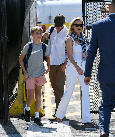 Риз Уизерспун с детьми