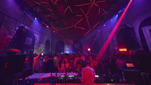 ФЕСТИВАЛЬ «ДРУЖБА» ОТ PLACEBO/25 И AFTERHALLOWEEN: СЕМЬ СЦЕН НА НОВОЙ ПЛОЩАДКЕ — ДК ЗАВОДА «СЕРП и  МОЛОТ»