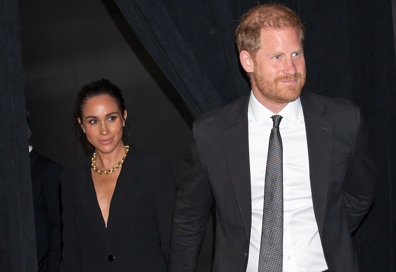 Общественность требует лишить принца Гарри и Меган Маркл титулов вслед за принцем Эндрю