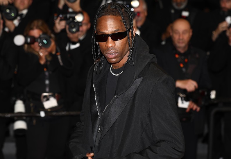 Трэвис Скотт неожиданно вывел свою 7-летнюю дочь на сцену во время концерта